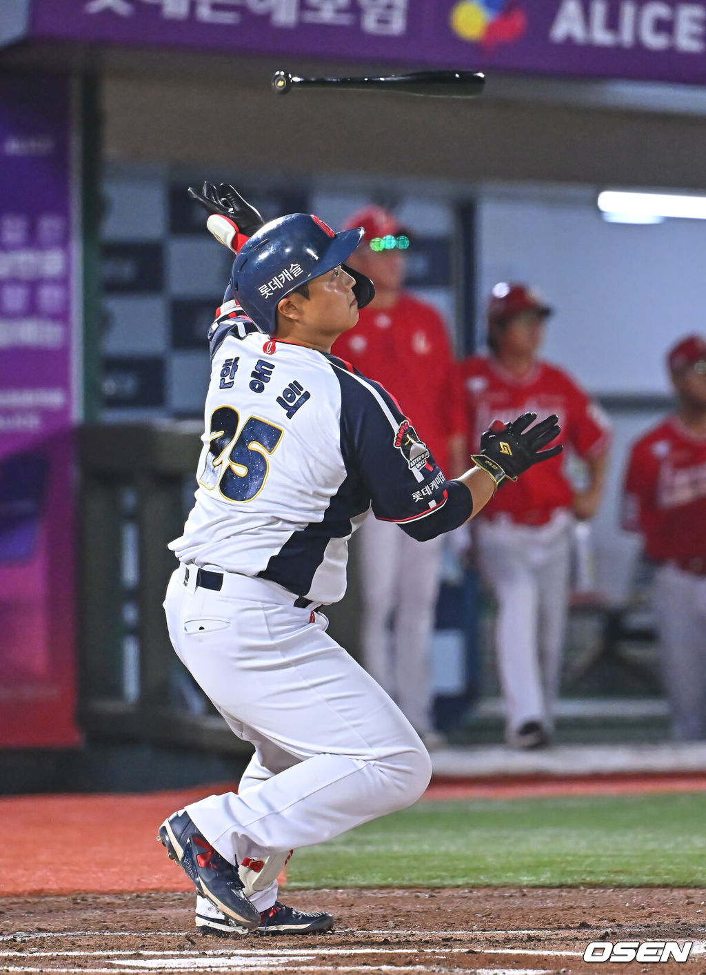 21일 부산 사직야구장에서 2026 신한 SOL KBO 리그 롯데 자이언츠와 SSG 랜더스의 경기가 열렸다. 홈팀 롯데는 비슬리가, 방문팀 SSG는 타케다가 선발 출전했다.롯데 자이언츠 한동희가 6회말 2사 1,3루 좌중간 역전 1타점 2루타를 치고 있다. 2026.07.21 / foto0307@osen.co.kr