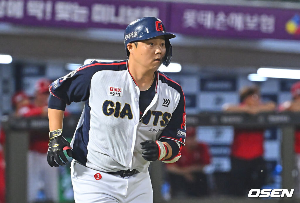 21일 부산 사직야구장에서 2026 신한 SOL KBO 리그 롯데 자이언츠와 SSG 랜더스의 경기가 열렸다. 홈팀 롯데는 비슬리가, 방문팀 SSG는 타케다가 선발 출전했다.롯데 자이언츠 한동희가 6회말 2사 1,3루 좌중간 역전 1타점 2루타를 치고 진루하고 있다. 2026.07.21 / foto0307@osen.co.kr