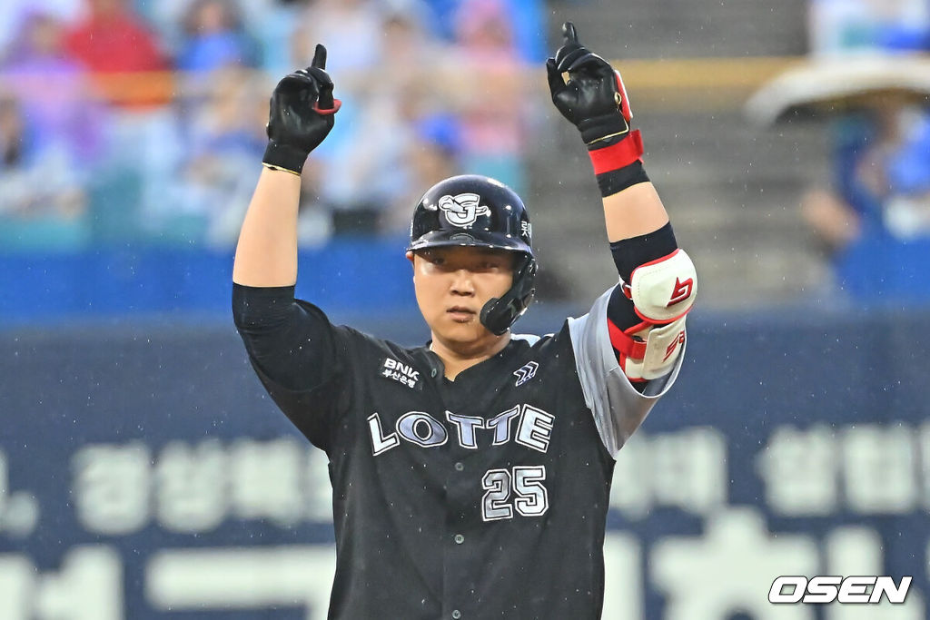 19일 대구삼성라이온즈파크에서 2026 신한 SOL KBO 리그 삼성 라이온즈와 롯데 자이언츠의 경기가 열렸다. 홈팀 삼성은 원태인이, 방문팀 롯데는 김진욱이 선발 출전했다. 롯데 자이언츠 한동희가 5회초 2사 1루 우익수 오른쪽 1타점 2루타를 치고 세리머니를 하고 있다. 2026.07.19 / foto0307@osen.co.kr