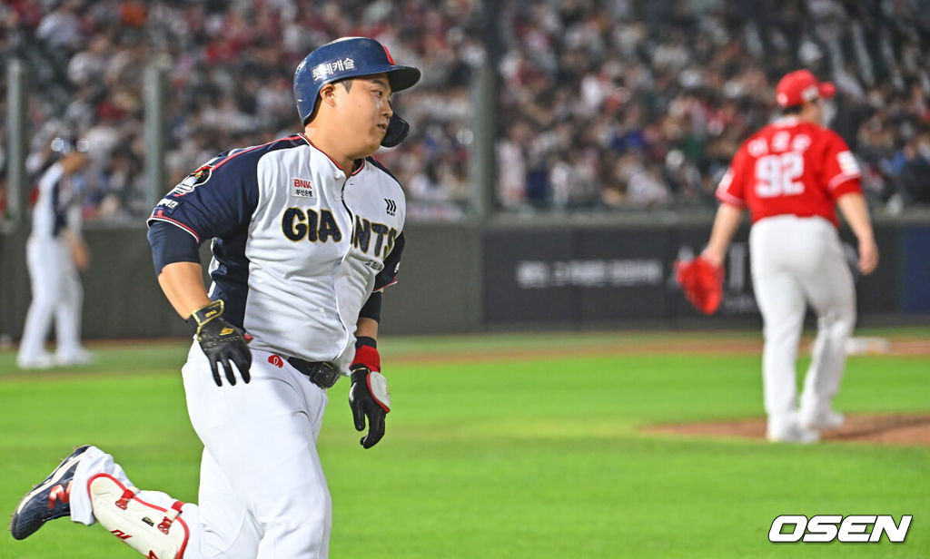 21일 부산 사직야구장에서 2026 신한 SOL KBO 리그 롯데 자이언츠와 SSG 랜더스의 경기가 열렸다. 홈팀 롯데는 비슬리가, 방문팀 SSG는 타케다가 선발 출전했다.롯데 자이언츠 한동희가 6회말 2사 1,3루 좌중간 역전 1타점 2루타를 치고 진루하고 있다. 2026.07.21 / foto0307@osen.co.kr