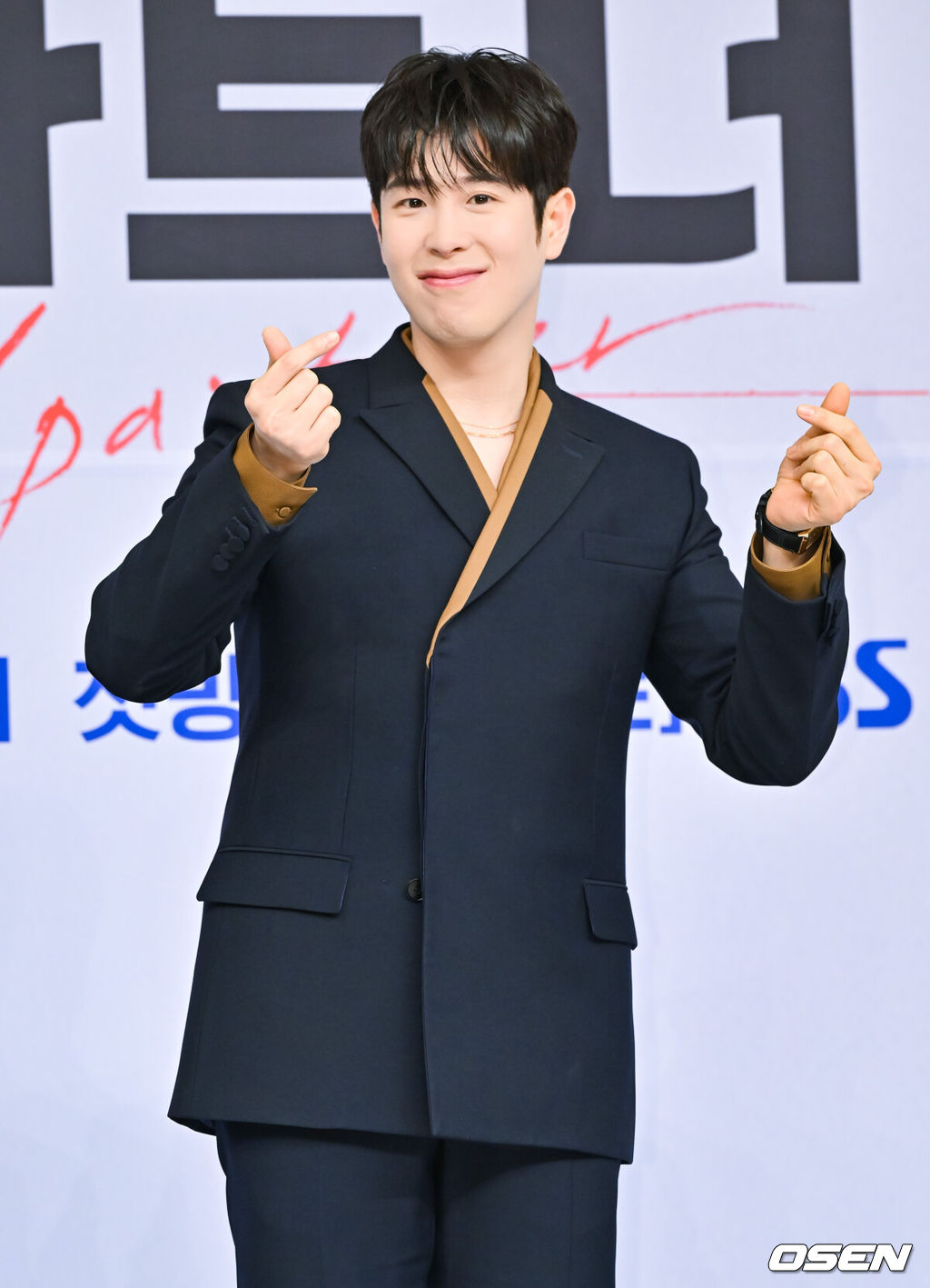 10일 오후 서울 목동 SBS 사옥에서 SBS 금토드라마 '굿파트너' 제작발표회가 진행됐다.드라마 '굿파트너'는 이혼이 천직인 스타변호사 차은경(장나라 분)과 이혼은 처음인 신입변호사 한유리(남지현 분)의 휴먼 법정 오피스물이다.배우 표지훈(피오)이 포즈를 취하고 있다. 2024.07.10 / soul1014@osen.co.kr