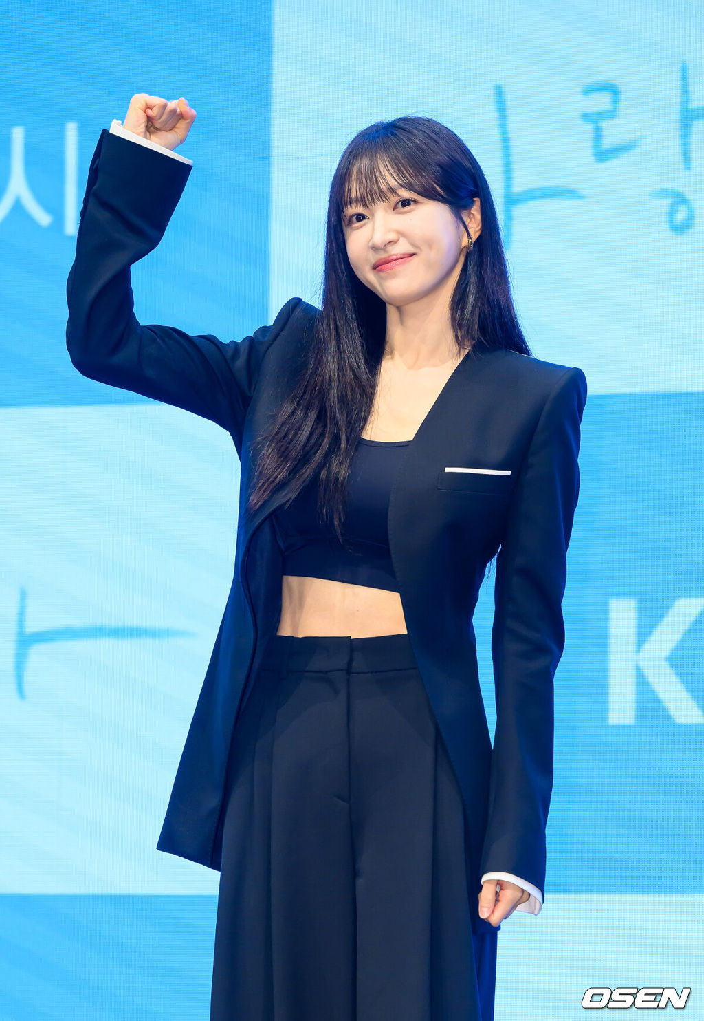22일 서울 신도림 디큐브시티 더세인트 웨딩홀에서 KBS 2TV 새 주말드라마 ‘사랑이 온다’ 제작발표회가 진행됐다.오는 25일 첫 방송되는 '사랑이 온다'(극본 이경희, 연출 홍석구)는 깨진 가족의 파편을 다시 모아 세상에서 가장 따뜻한 인생 한 상을 차려가는 두 남녀의 이야기를 담은 패밀리 레시피 드라마로 이날 행사에는 배우 하석진과 안희연, 박유나, 배정남, 권해효, 윤유선, 류승수, 진경 등이 참석했다.배우 안희연이 포즈를 취하고 있다. 2026.07.22 / soul1014@osen.co.kr
