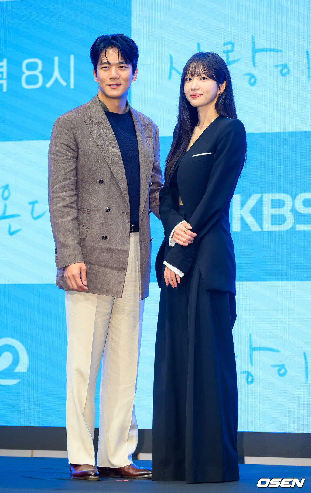 22일 서울 신도림 디큐브시티 더세인트 웨딩홀에서 KBS 2TV 새 주말드라마 ‘사랑이 온다’ 제작발표회가 진행됐다.오는 25일 첫 방송되는 '사랑이 온다'(극본 이경희, 연출 홍석구)는 깨진 가족의 파편을 다시 모아 세상에서 가장 따뜻한 인생 한 상을 차려가는 두 남녀의 이야기를 담은 패밀리 레시피 드라마로 이날 행사에는 배우 하석진과 안희연, 박유나, 배정남, 권해효, 윤유선, 류승수, 진경 등이 참석했다.배우 하석진과 안희연이 포즈를 취하고 있다. 2026.07.22 / soul1014@osen.co.kr