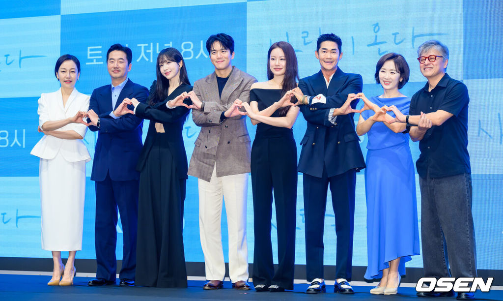 22일 서울 신도림 디큐브시티 더세인트 웨딩홀에서 KBS 2TV 새 주말드라마 ‘사랑이 온다’ 제작발표회가 진행됐다.오는 25일 첫 방송되는 '사랑이 온다'(극본 이경희, 연출 홍석구)는 깨진 가족의 파편을 다시 모아 세상에서 가장 따뜻한 인생 한 상을 차려가는 두 남녀의 이야기를 담은 패밀리 레시피 드라마로 이날 행사에는 배우 하석진과 안희연, 박유나, 배정남, 권해효, 윤유선, 류승수, 진경 등이 참석했다.출연배우들이 포즈를 취하고 있다. 2026.07.22 / soul1014@osen.co.kr