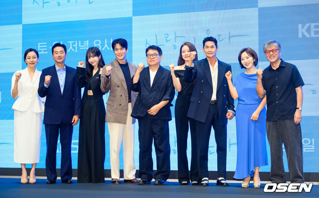 22일 서울 신도림 디큐브시티 더세인트 웨딩홀에서 KBS 2TV 새 주말드라마 ‘사랑이 온다’ 제작발표회가 진행됐다.오는 25일 첫 방송되는 '사랑이 온다'(극본 이경희, 연출 홍석구)는 깨진 가족의 파편을 다시 모아 세상에서 가장 따뜻한 인생 한 상을 차려가는 두 남녀의 이야기를 담은 패밀리 레시피 드라마로 이날 행사에는 배우 하석진과 안희연, 박유나, 배정남, 권해효, 윤유선, 류승수, 진경 등이 참석했다.출연배우들과 홍석구 감독이 포즈를 취하고 있다. 2026.07.22 / soul1014@osen.co.kr