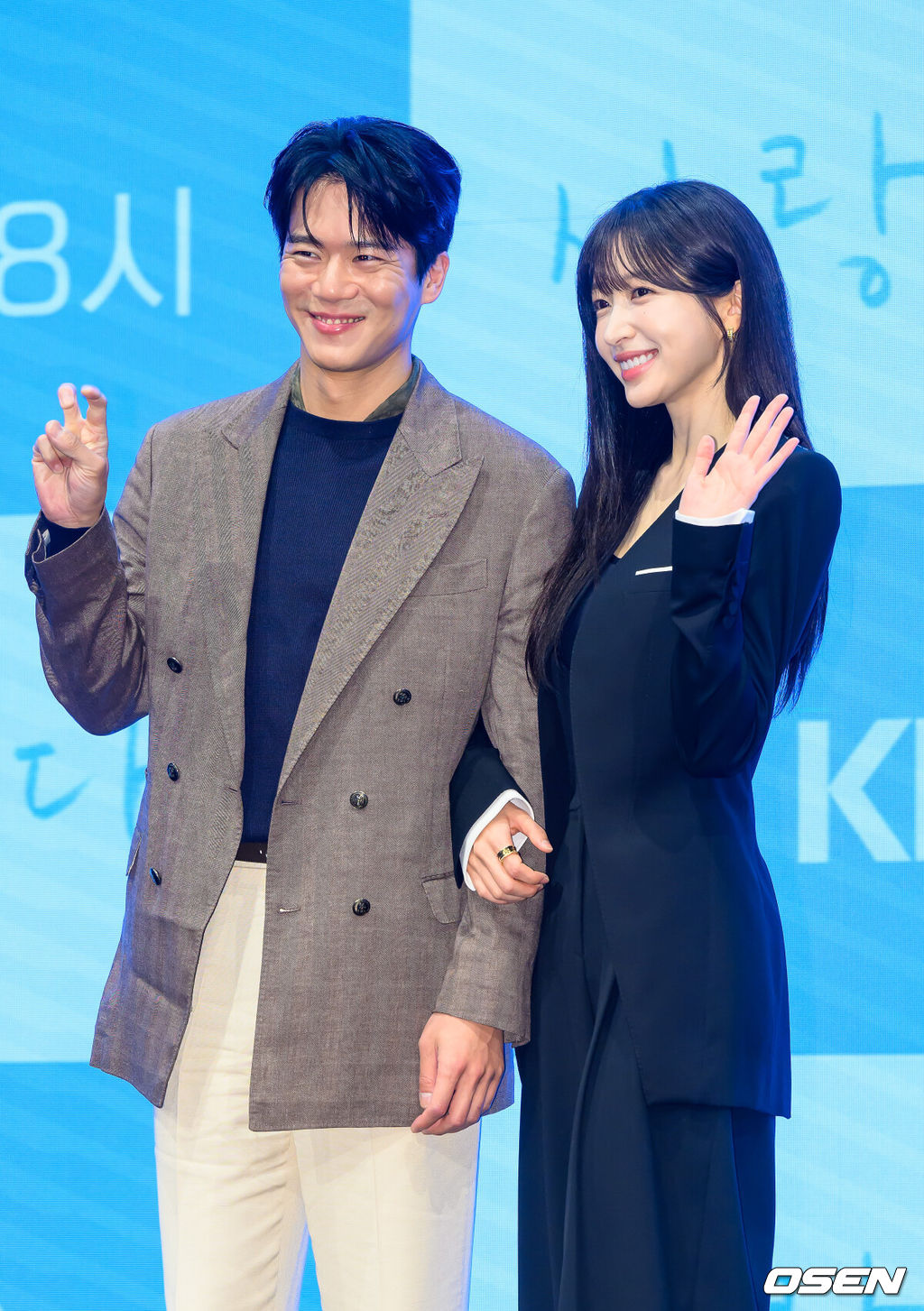 22일 서울 신도림 디큐브시티 더세인트 웨딩홀에서 KBS 2TV 새 주말드라마 ‘사랑이 온다’ 제작발표회가 진행됐다.오는 25일 첫 방송되는 '사랑이 온다'(극본 이경희, 연출 홍석구)는 깨진 가족의 파편을 다시 모아 세상에서 가장 따뜻한 인생 한 상을 차려가는 두 남녀의 이야기를 담은 패밀리 레시피 드라마로 이날 행사에는 배우 하석진과 안희연, 박유나, 배정남, 권해효, 윤유선, 류승수, 진경 등이 참석했다.배우 하석진과 안희연이 포즈를 취하고 있다. 2026.07.22 / soul1014@osen.co.kr