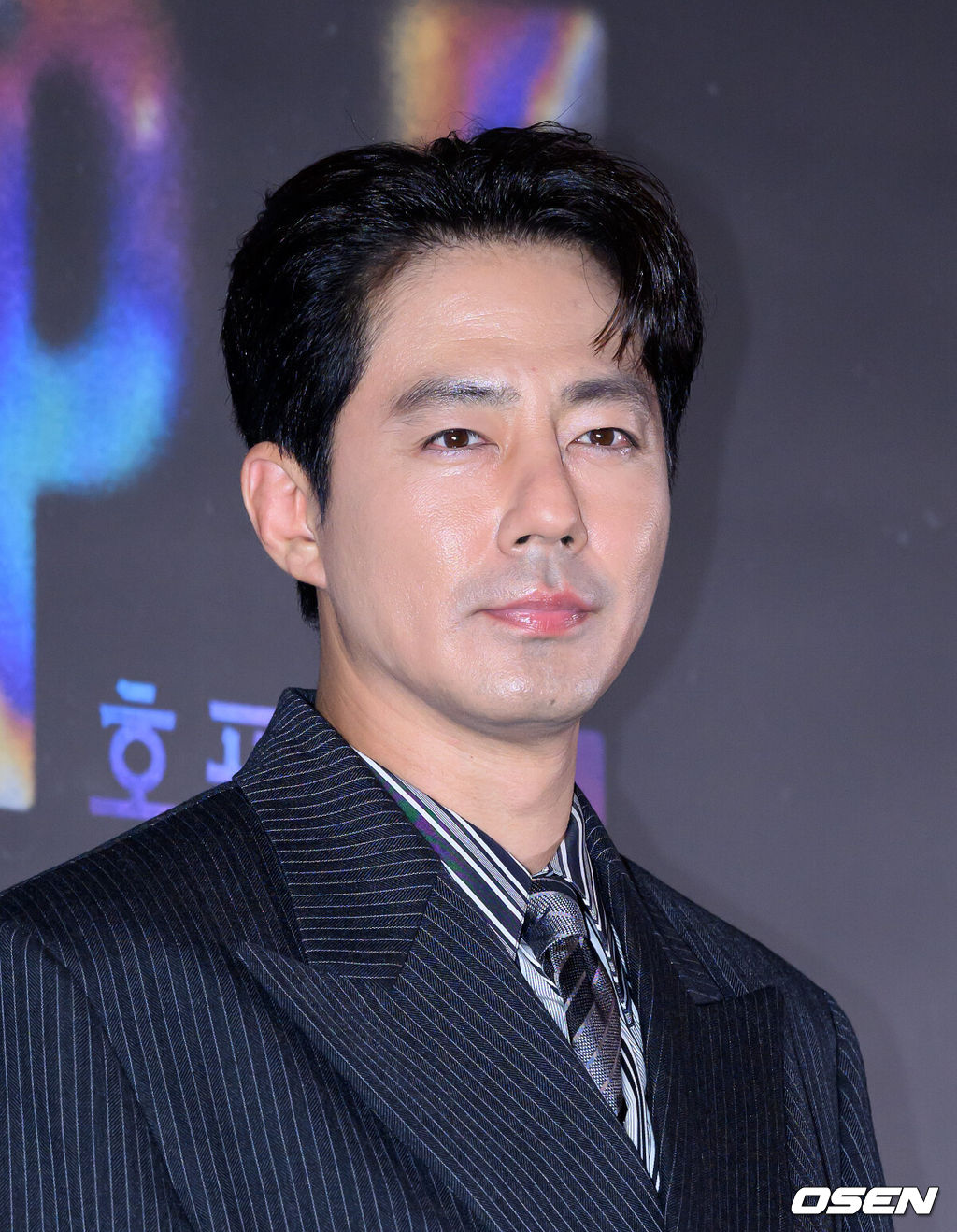 6일 서울 강남구 메가박스 코엑스점에서 영화 '호프'(감독 나홍진) 언론시사회가 열렸다.'호프'는 비무장지대에 위치한 호포항 출장소장 ‘범석’이 동네 청년들로부터 호랑이가 출현했다는 소식을 전해 듣고, 온 마을이 비상이 걸린 가운데 믿기 어려운 현실을 만나며 시작되는 이야기다. 오는 7월 15일 개봉 예정.배우 조인성이 포토타임을 가지고 있다. 2026.07.06 /sunday@osen.co.kr