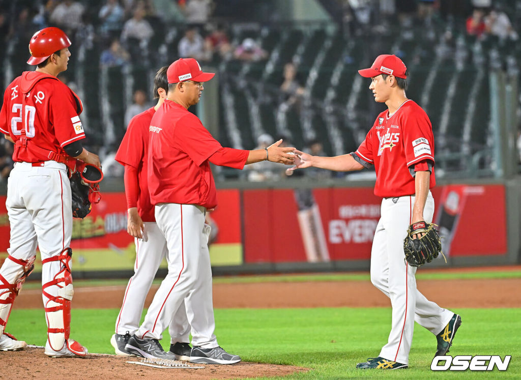21일 부산 사직야구장에서 2026 신한 SOL KBO 리그 롯데 자이언츠와 SSG 랜더스의 경기가 열렸다. 홈팀 롯데는 비슬리가, 방문팀 SSG는 타케다가 선발 출전했다.SSG 랜더스 타케다가 6회말 교체되고 있다. 2026.07.21 / foto0307@osen.co.kr