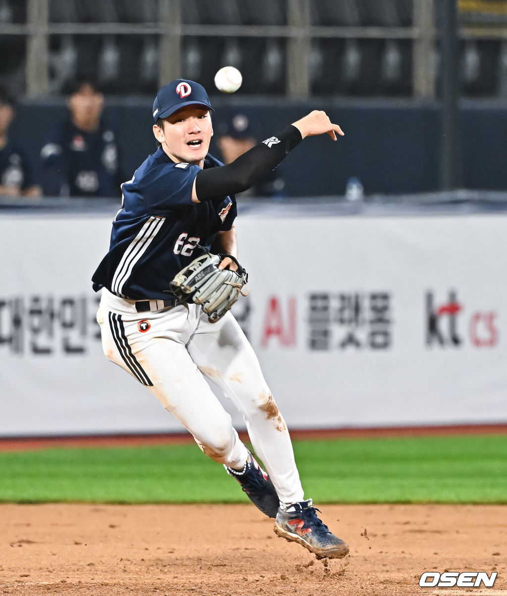 21일 오후 수원 KT위즈파크에서 열린 2026 신한 SOL KBO리그 KT 위즈와 두산 베어스의 경기가 진행됐다.이날 경기 KT는 오원석을, 두산은 벤자민을 선발투수로 내세웠다. 9회말 KT 선두타자 장준원의 내야땅볼때 안재석 3루수가 1루 송구하고 있다.    2026.07.21 / soul1014@osen.co.kr
