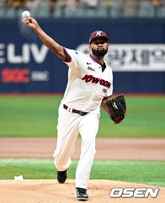 22일 서울 고척스카이돔에서 2026 신한 SOL KBO리그 키움 히어로즈와 삼성 라이온즈의 경기가 열렸다. 이날 키움은 알칸타라, 삼성은 김백산을 선발로 내세웠다. 1회초 무사에서 키움 선발투수 알칸타라가 역투하고 있다.. 2026.07.22 /sunday@osen.co.kr