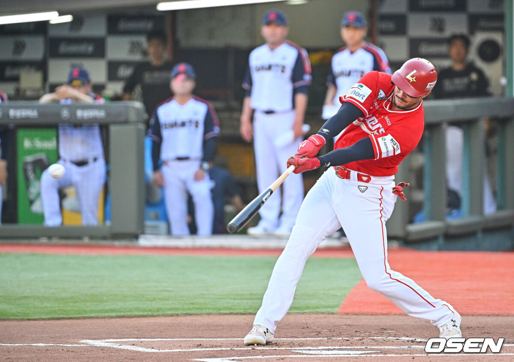 22일 부산 사직야구장에서 2026 신한 SOL KBO 리그 롯데 자이언츠와 SSG 랜더스의 경기가 열렸다. 홈팀 롯데는 박세웅이, 방문팀 SSG는 아빌라가 선발 출전했다.SSG 랜더스 마드리스가 1회초 1사 2루 중견수 오른쪽 1타점 적시타를 치고 있다. 2026.07.22 / foto0307@osen.co.kr