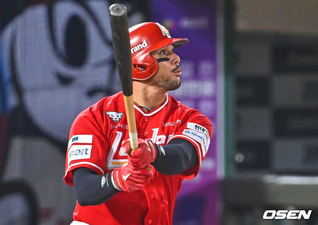 22일 부산 사직야구장에서 2026 신한 SOL KBO 리그 롯데 자이언츠와 SSG 랜더스의 경기가 열렸다. 홈팀 롯데는 박세웅이, 방문팀 SSG는 아빌라가 선발 출전했다.SSG 랜더스 마드리스가 5회초 중월 솔로 홈런을 치고 있다. 2026.07.22 / foto0307@osen.co.kr