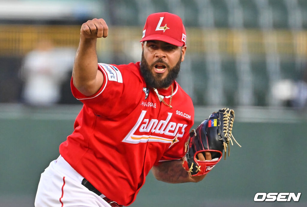 22일 부산 사직야구장에서 2026 신한 SOL KBO 리그 롯데 자이언츠와 SSG 랜더스의 경기가 열렸다. 홈팀 롯데는 박세웅이, 방문팀 SSG는 아빌라가 선발 출전했다.SSG 랜더스 선발 투수 아빌라가 역투하고 있다. 2026.07.22 / foto0307@osen.co.kr