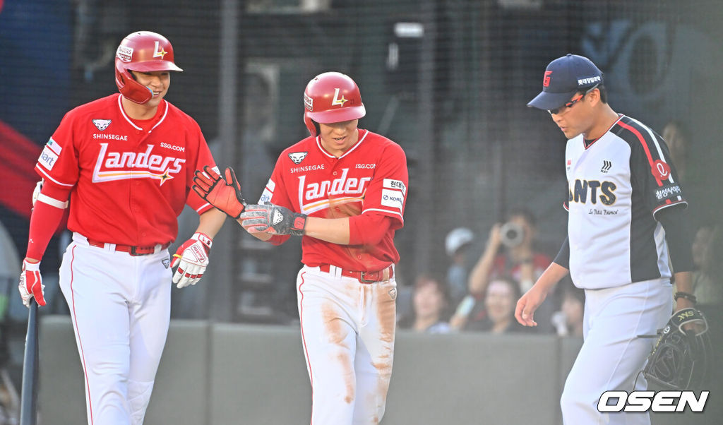 22일 부산 사직야구장에서 2026 신한 SOL KBO 리그 롯데 자이언츠와 SSG 랜더스의 경기가 열렸다. 홈팀 롯데는 박세웅이, 방문팀 SSG는 아빌라가 선발 출전했다.SSG 랜더스 박성한이 1회초 1사 2루 마드리스의 중견수 오른쪽 1타점 적시타때 득점을 올리고 김재환과 하이파이브를 하고 있다. 2026.07.22 / foto0307@osen.co.kr