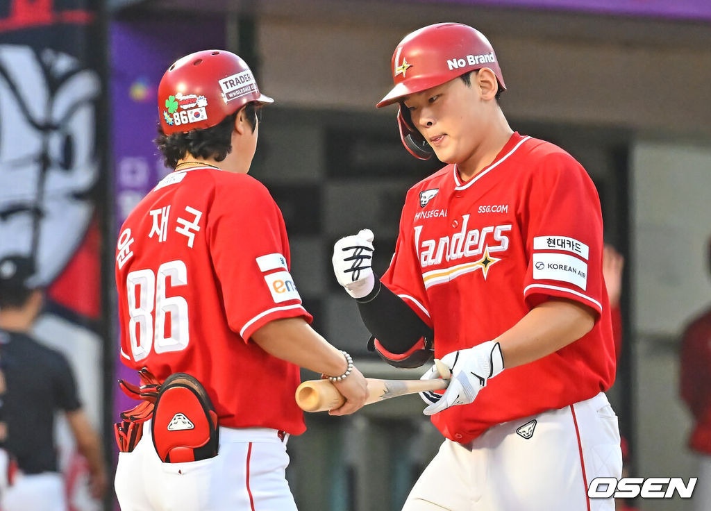 22일 부산 사직야구장에서 2026 신한 SOL KBO 리그 롯데 자이언츠와 SSG 랜더스의 경기가 열렸다. 홈팀 롯데는 박세웅이, 방문팀 SSG는 아빌라가 선발 출전했다.SSG 랜더스 전의산이 3회초 1사 1루 좌월 2점 홈런을 치고 하이파이브를 하고 있다. 2026.07.22 / foto0307@osen.co.kr