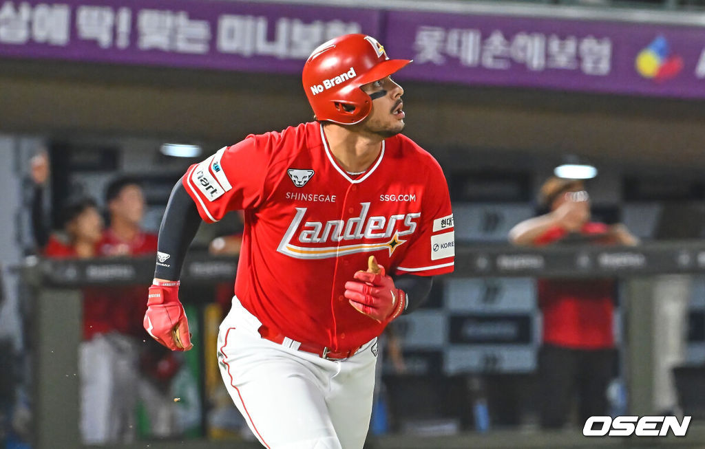22일 부산 사직야구장에서 2026 신한 SOL KBO 리그 롯데 자이언츠와 SSG 랜더스의 경기가 열렸다. 홈팀 롯데는 박세웅이, 방문팀 SSG는 아빌라가 선발 출전했다.SSG 랜더스 마드리스가 5회초 중월 솔로 홈런을 치고 있다. 2026.07.22 / foto0307@osen.co.kr