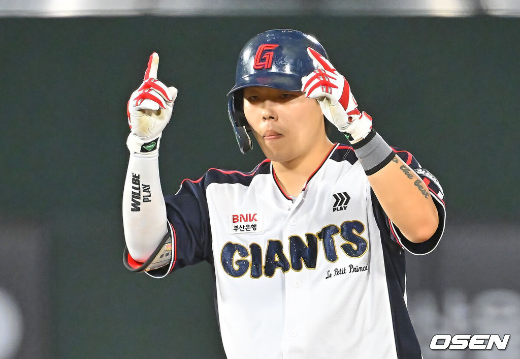 22일 부산 사직야구장에서 2026 신한 SOL KBO 리그 롯데 자이언츠와 SSG 랜더스의 경기가 열렸다. 홈팀 롯데는 박세웅이, 방문팀 SSG는 아빌라가 선발 출전했다.롯데 자이언츠 고승민이 6회말 무사 1,2루 좌중간 1타점 2루타를 치고 세리머니를 하고 있다. 2026.07.22 / foto0307@osen.co.kr