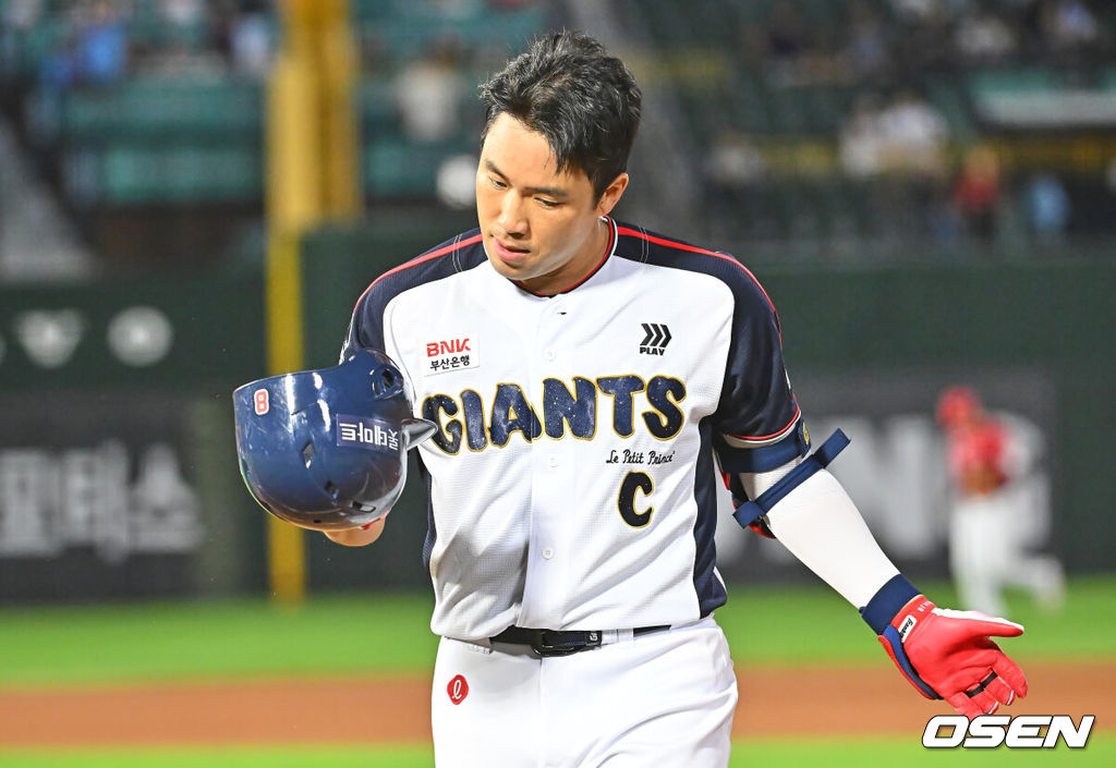 22일 부산 사직야구장에서 2026 신한 SOL KBO 리그 롯데 자이언츠와 SSG 랜더스의 경기가 열렸다. 홈팀 롯데는 박세웅이, 방문팀 SSG는 아빌라가 선발 출전했다.롯데 자이언츠 전준우가 6회말 2사 1루 1루수 파울 플라이로 아웃되고 아쉬워하고 있다. 2026.07.22 / foto0307@osen.co.kr