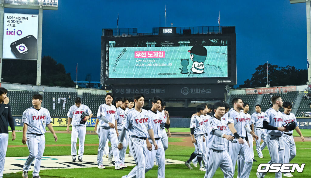 22일 서울 잠실구장에서 열린 2026 신한 SOL KBO 리그 LG 트윈스와 NC 다이노스의 경기가 우천으로 노게임 선언됐다.3회말 1사 후 경기 도중 쏟아진 폭우로 잠실구장 내야가 순식간에 물바다로 변하며 오후 7시 11분 경기가 중단됐다.노게임 선언된 이후 LG 선수들이 팬들에게 인사를 하고 있다.      2026.07.22 / soul1014@osen.co.kr