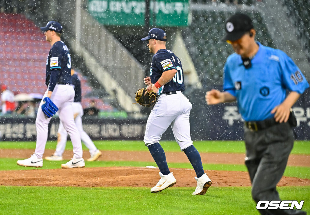 22일 서울 잠실구장에서  2026 신한 SOL KBO 리그 LG 트윈스와 NC 다이노스의 경기가 진행됐다.이날 경기 LG는 톨허스트를, NC는 라일리를 선발투수로 내세웠다.3회말 갑작스러운 폭우에 NC 선수들이 그라운드를 떠나고 있다.   2026.07.22 / soul1014@osen.co.kr