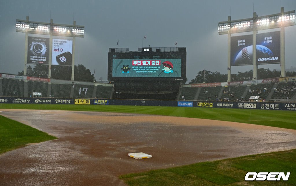 22일 서울 잠실구장에서  2026 신한 SOL KBO 리그 LG 트윈스와 NC 다이노스의 경기가 진행됐다.이날 경기 LG는 톨허스트를, NC는 라일리를 선발투수로 내세웠다.3회말 갑작스러운 폭우에 중단된 경기.    2026.07.22 / soul1014@osen.co.kr