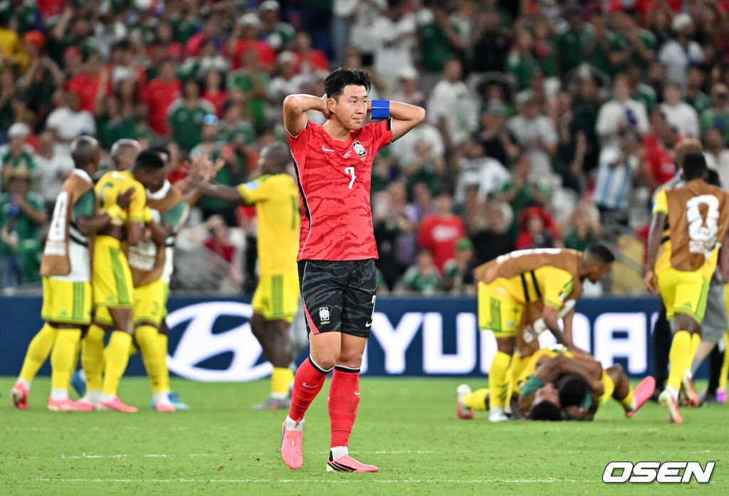 홍명보 감독이 이끄는 대한민국 축구대표팀은 25일(이하 한국시간) 오전 10시 멕시코 몬테레이 스타디움에서 개최된 2026 국제축구연맹(FIFA) 북중미 월드컵 조별리그 A조 최종전에서 남아프리카공화국에게 0-1 충격패를 당했다. 1승2패가 된 한국은 A조 3위로 밀리며 32강 자력진출에 실패했다. 한국은 나머지 조들의 상황을 따져보고 32강에 진출할 가능성은 남아있다.경기 종료 후 대한민국 손흥민이 패배에 아쉬워하고 있다. 2026.06.25 /sunday@osen.co.kr
