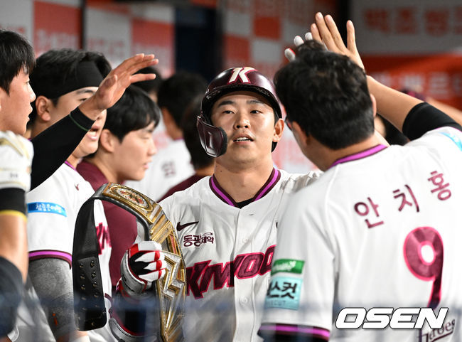 22일 서울 고척스카이돔에서 2026 신한 SOL KBO리그 키움 히어로즈와 삼성 라이온즈의 경기가 열렸다. 이날 키움은 알칸타라, 삼성은 김백산을 선발로 내세웠다. 5회말 무사에서 키움 김웅빈이 우월 솔로 홈런을 치고 더그아웃에서 동료들과 환호하고 있다. 2026.07.22 /sunday@osen.co.kr