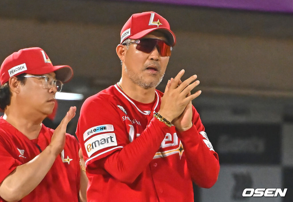 22일 부산 사직야구장에서 2026 신한 SOL KBO 리그 롯데 자이언츠와 SSG 랜더스의 경기가 열렸다. 홈팀 롯데는 박세웅이, 방문팀 SSG는 아빌라가 선발 출전했다.SSG 랜더스 이숭용 감독이 롯데 자이언츠에 7-3으로 승리한 후 선수들에게 박수를 보내고 있다. 2026.07.22 / foto0307@osen.co.kr