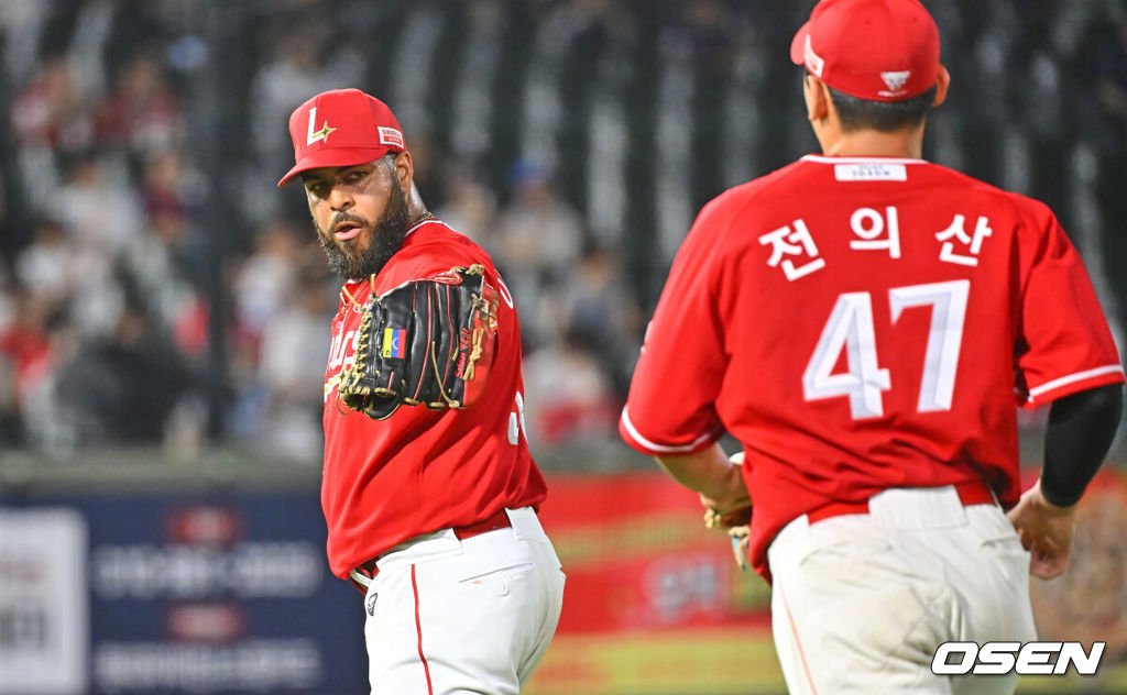 22일 부산 사직야구장에서 2026 신한 SOL KBO 리그 롯데 자이언츠와 SSG 랜더스의 경기가 열렸다. 홈팀 롯데는 박세웅이, 방문팀 SSG는 아빌라가 선발 출전했다.SSG 랜더스 아빌라가 5회말 2사 롯데 자이언츠 전민재의 1루 땅볼을 잡아 아웃시킨 전의산과 하이파이브를 하고 있다. 2026.07.22 / foto0307@osen.co.kr