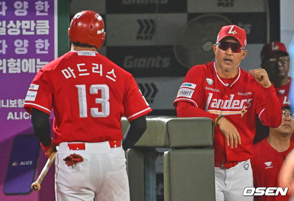 22일 부산 사직야구장에서 2026 신한 SOL KBO 리그 롯데 자이언츠와 SSG 랜더스의 경기가 열렸다. 홈팀 롯데는 박세웅이, 방문팀 SSG는 아빌라가 선발 출전했다.SSG 랜더스 마드리스가 5회초 중월 솔로 홈런을 치고 이숭용 감독의 축하를 받고 있다. 2026.07.22 / foto0307@osen.co.kr