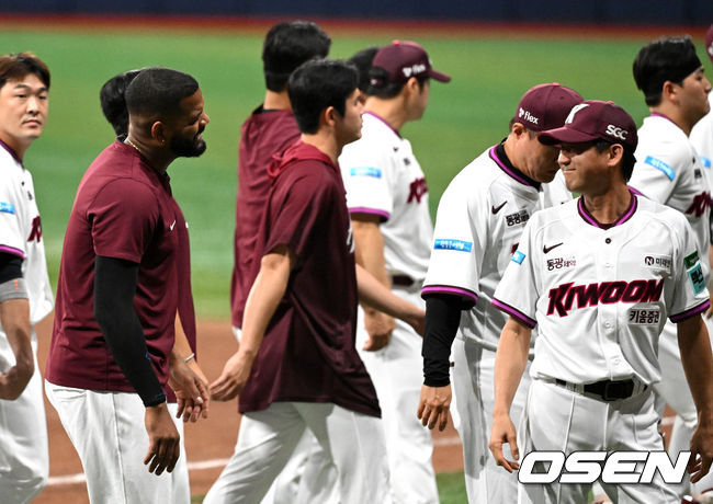 프로야구 키움 히어로즈가 외국인 투수 라울 알칸타라의 부상 변수에도 선두 삼성 라이온즈를 잡았다. 키움은 22일 고척돔에서 열린 2026 신한 SOL KBO리그 삼성 라이온즈와 홈경기에서 3-1 승리를 거뒀다. 이날 무실점 호투를 벌이던 선발 알칸타라가 팔꿈치 통증으로 인해 5회도 다 채우지 못하고 교체됐지만, 불펜진이 남은 이닝을 잘 막았다. 타선에서는 김웅빈이 솔로포를 날리면서 팀 승리를 이끌었다. 경기 종료 후 키움 알칸타라가 설종진 감독과 이야기를 나누고 있다. 2026.07.22 /sunday@osen.co.kr