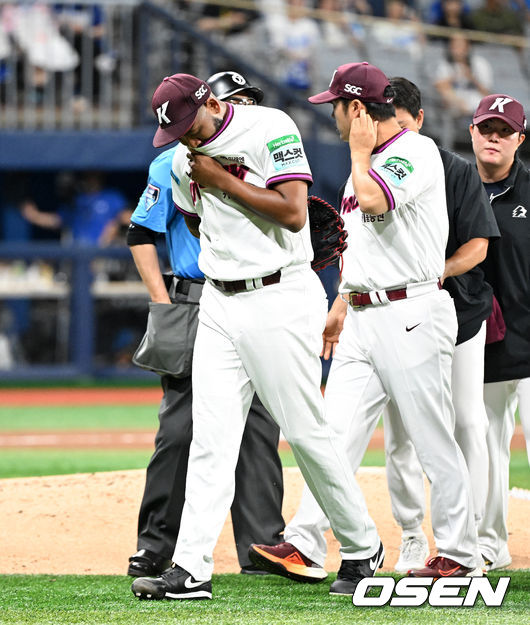 22일 서울 고척스카이돔에서 2026 신한 SOL KBO리그 키움 히어로즈와 삼성 라이온즈의 경기가 열렸다. 이날 키움은 알칸타라, 삼성은 김백산을 선발로 내세웠다. 5회초 무사 1루에서 키움 알칸타라가 팔 통증을 호소하며 교체되고 있다. 2026.07.22 /sunday@osen.co.kr