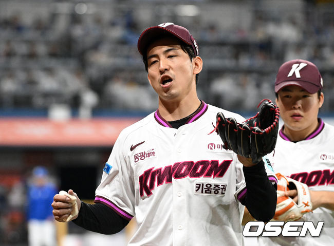 22일 서울 고척스카이돔에서 2026 신한 SOL KBO리그 키움 히어로즈와 삼성 라이온즈의 경기가 열렸다. 이날 키움은 알칸타라, 삼성은 김백산을 선발로 내세웠다. 8회초 수비를 마친 키움 유토가 더그아웃으로 가며 동료들과 환호하고 있다. 2026.07.22 /sunday@osen.co.kr