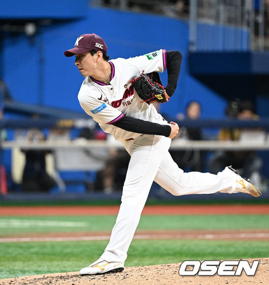 22일 서울 고척스카이돔에서 2026 신한 SOL KBO리그 키움 히어로즈와 삼성 라이온즈의 경기가 열렸다. 이날 키움은 알칸타라, 삼성은 김백산을 선발로 내세웠다. 7회초 무사 만루에서 키움 유토가 역투하고 있다. 2026.07.22 /sunday@osen.co.kr