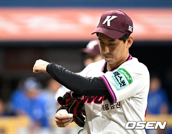 22일 서울 고척스카이돔에서 2026 신한 SOL KBO리그 키움 히어로즈와 삼성 라이온즈의 경기가 열렸다.이날 키움은 알칸타라, 삼성은 김백산을 선발로 내세웠다. 8회초 수비를 마친 키움 유토가 더그아웃으로 가며 동료들과 환호하고 있다. 2026.07.22 /sunday@osen.co.kr