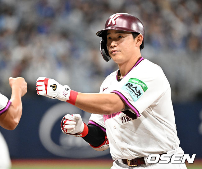 22일 서울 고척스카이돔에서 2026 신한 SOL KBO리그 키움 히어로즈와 삼성 라이온즈의 경기가 열렸다.이날 키움은 알칸타라, 삼성은 김백산을 선발로 내세웠다.6회말 1사에서 키움 김웅빈이 안타를 치고 환호하고 있다. 2026.07.22 /sunday@osen.co.kr