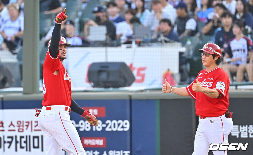 22일 부산 사직야구장에서 2026 신한 SOL KBO 리그 롯데 자이언츠와 SSG 랜더스의 경기가 열렸다. 홈팀 롯데는 박세웅이, 방문팀 SSG는 아빌라가 선발 출전했다.SSG 랜더스 마드리스가 1회초 1사 2루 중견수 오른쪽 1타점 적시타를 치고 세리머니를 하고 있다. 2026.07.22 / foto0307@osen.co.kr