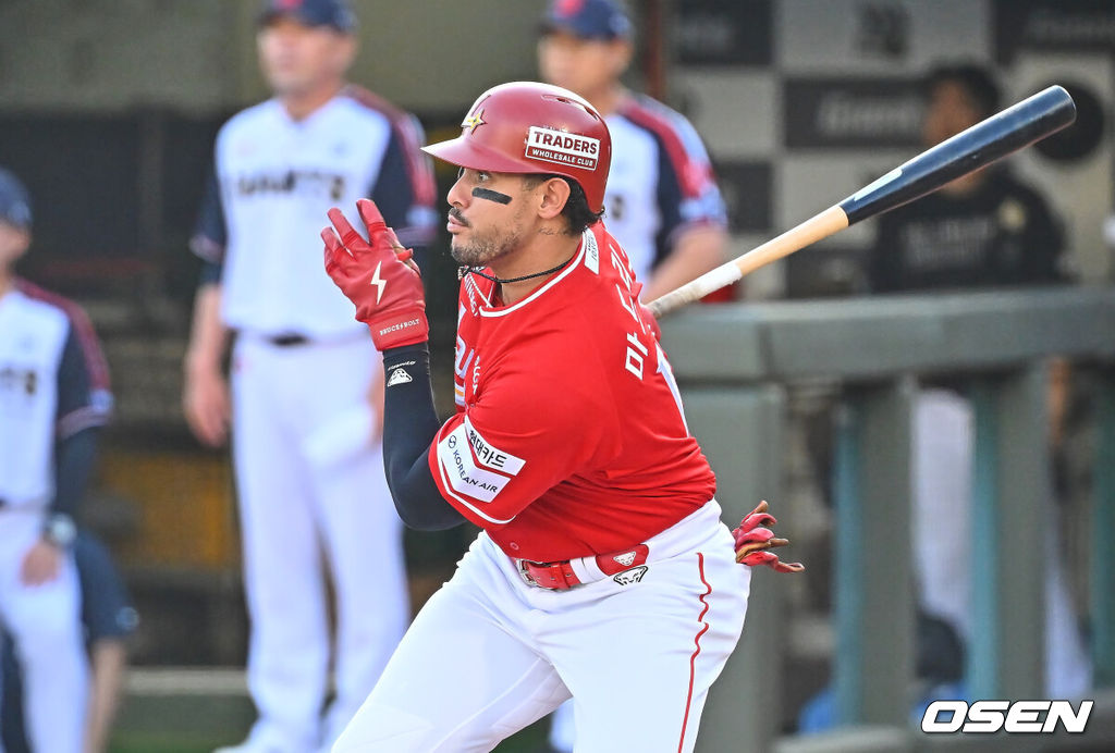 22일 부산 사직야구장에서 2026 신한 SOL KBO 리그 롯데 자이언츠와 SSG 랜더스의 경기가 열렸다. 홈팀 롯데는 박세웅이, 방문팀 SSG는 아빌라가 선발 출전했다.SSG 랜더스 마드리스가 1회초 1사 2루 중견수 오른쪽 1타점 적시타를 치고 있다. 2026.07.22 / foto0307@osen.co.kr