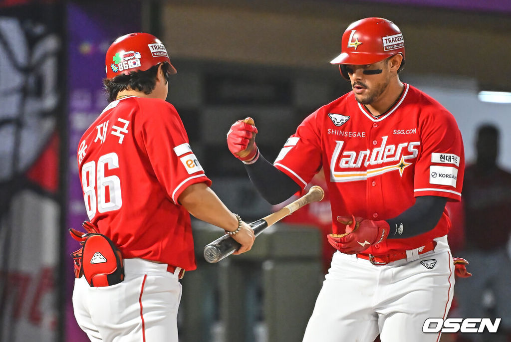22일 부산 사직야구장에서 2026 신한 SOL KBO 리그 롯데 자이언츠와 SSG 랜더스의 경기가 열렸다. 홈팀 롯데는 박세웅이, 방문팀 SSG는 아빌라가 선발 출전했다.SSG 랜더스 마드리스가 5회초 중월 솔로 홈런을 치고 하이파이브를 하고 있다. 2026.07.22 / foto0307@osen.co.kr