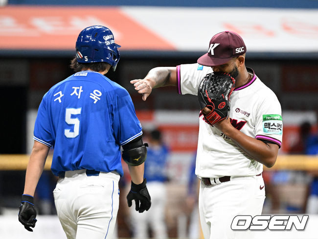 22일 서울 고척스카이돔에서 2026 신한 SOL KBO리그 키움 히어로즈와 삼성 라이온즈의 경기가 열렸다.이날 키움은 알칸타라, 삼성은 김백산을 선발로 내세웠다.3회초 2사 3루에서 키움 알칸타라가 삼성 구자욱을 외야플라이로 처리하고 격려하고 있다. 2026.07.22 /sunday@osen.co.kr