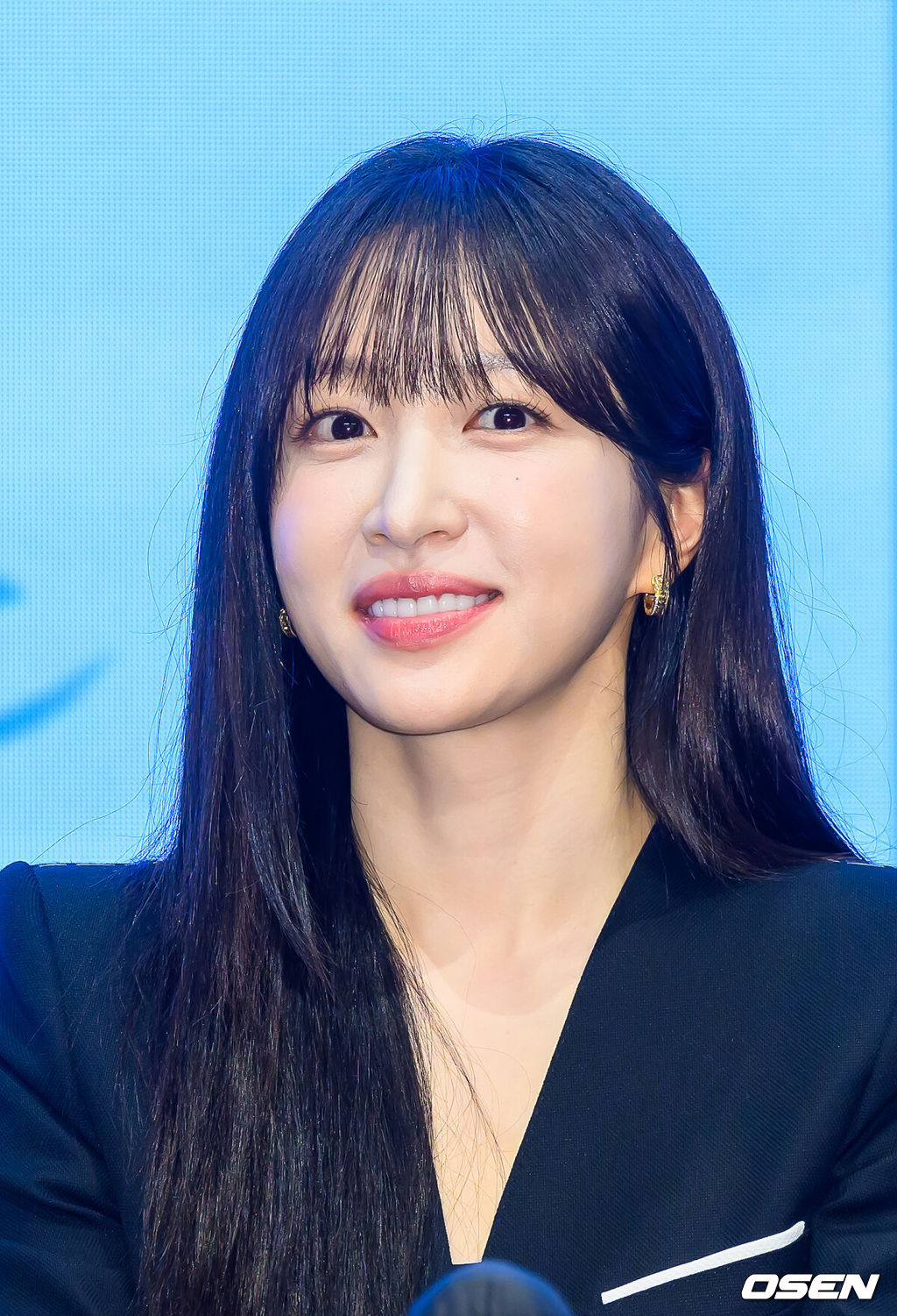 22일 서울 신도림 디큐브시티 더세인트 웨딩홀에서 KBS 2TV 새 주말드라마 ‘사랑이 온다’ 제작발표회가 진행됐다.오는 25일 첫 방송되는 '사랑이 온다'(극본 이경희, 연출 홍석구)는 깨진 가족의 파편을 다시 모아 세상에서 가장 따뜻한 인생 한 상을 차려가는 두 남녀의 이야기를 담은 패밀리 레시피 드라마로 이날 행사에는 배우 하석진과 안희연, 박유나, 배정남, 권해효, 윤유선, 류승수, 진경 등이 참석했다.배우 안희연이 미소 짓고 있다 2026.07.22 / soul1014@osen.co.kr