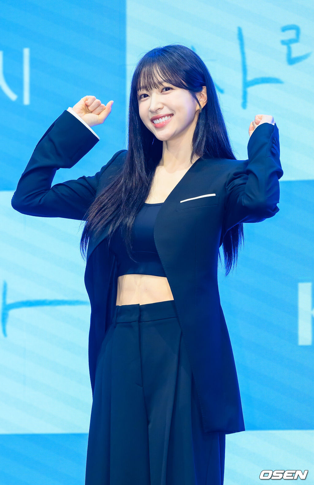 22일 서울 신도림 디큐브시티 더세인트 웨딩홀에서 KBS 2TV 새 주말드라마 ‘사랑이 온다’ 제작발표회가 진행됐다.오는 25일 첫 방송되는 '사랑이 온다'(극본 이경희, 연출 홍석구)는 깨진 가족의 파편을 다시 모아 세상에서 가장 따뜻한 인생 한 상을 차려가는 두 남녀의 이야기를 담은 패밀리 레시피 드라마로 이날 행사에는 배우 하석진과 안희연, 박유나, 배정남, 권해효, 윤유선, 류승수, 진경 등이 참석했다.배우 안희연이 포즈를 취하고 있다. 2026.07.22 / soul1014@osen.co.kr