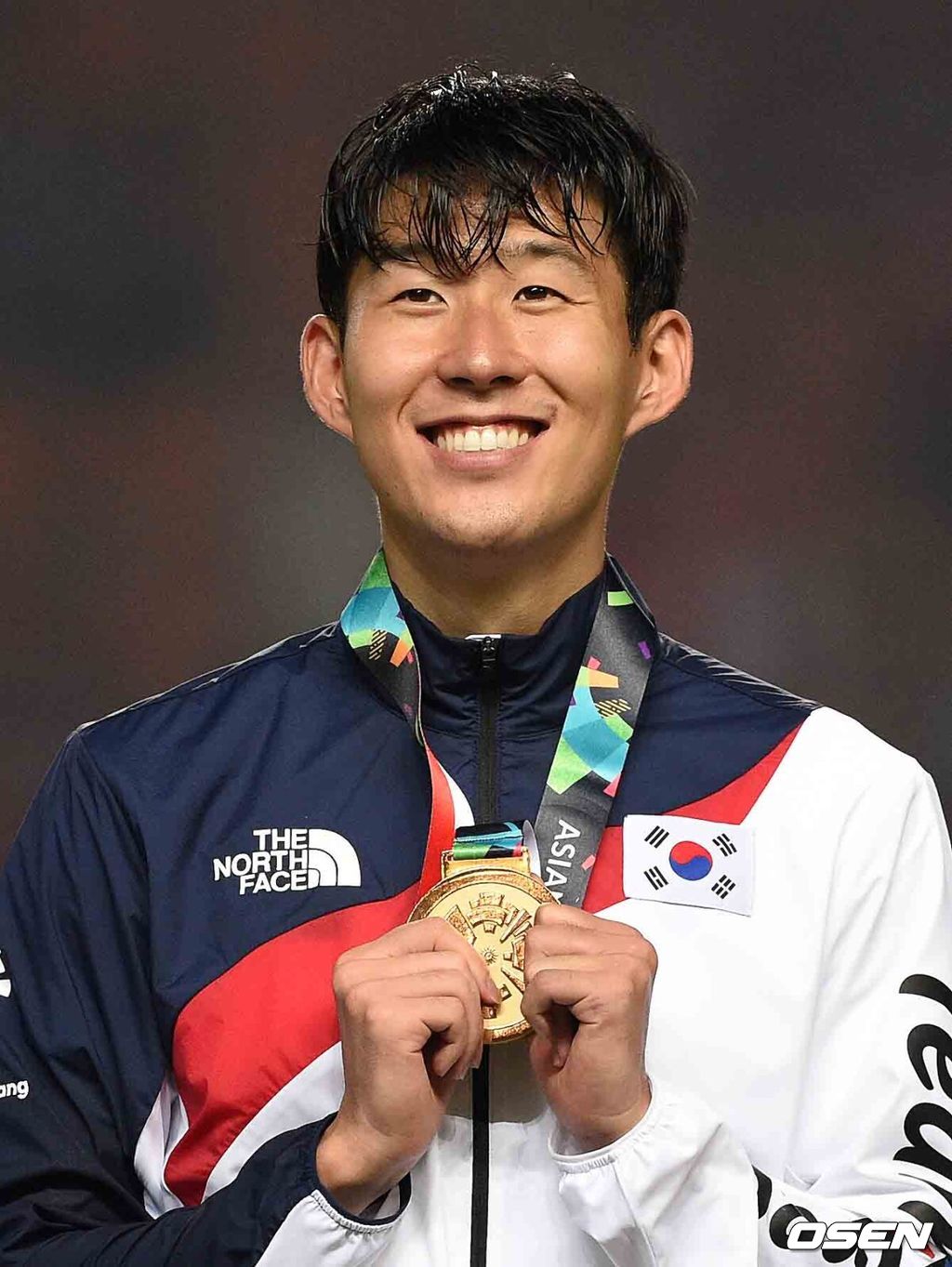 시작은 미약했지만 그 끝은 창대했다.김학범호의 와일드 카드 공격수 황의조(감바 오사카)에게 꼭 어울리는 문구다. 김학범 감독이 이끄는 아시안게임 남자 축구대표팀은 1일(한국시간) 밤 인도네시아 보고르 파칸사리 스타디움서 열린 2018 자카르타-팔렘방 아시안게임 남자 축구 결승전서 일본과 연장 혈투 끝에 2-1로 승리했다. 연장 전반 3분 이승우의 천금 선제골과 연장 전반 11분 황희찬의 결승골을 더해 금메달을 확정지었다.경기 후 한국 와일드카드 조현우-손흥민-황의조가 금메달엘 깨물고 있다.한국 손흥민이 금메달을 들고 포즈를 취하고 있다./ sunday@osen.co.kr
