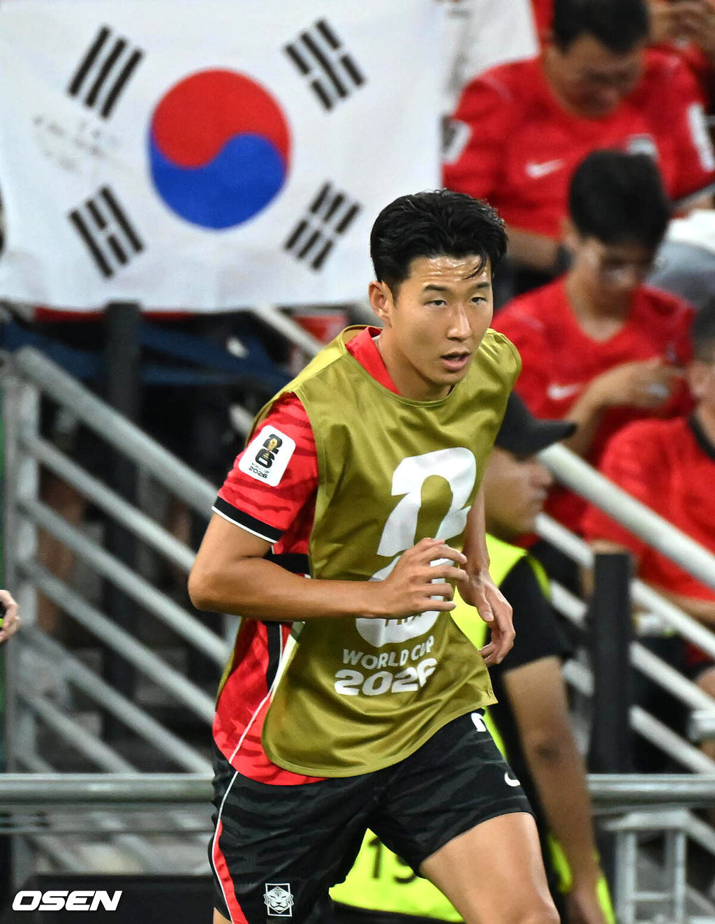 홍명보 감독이 이끄는 대한민국 축구대표팀은 25일(이하 한국시간) 오전 10시 멕시코 몬테레이 스타디움에서 개최된 2026 국제축구연맹(FIFA) 북중미 월드컵 조별리그 A조 최종전에서 남아프리카공화국에게 0-1 충격패를 당했다. 1승2패가 된 한국은 A조 3위로 밀리며 32강 자력진출에 실패했다. 한국은 나머지 조들의 상황을 따져보고 32강에 진출할 가능성은 남아있다.전반 종료 후 대한민국 손흥민이 몸을 풀고 있다. 2026.06.25 /sunday@osen.co.kr