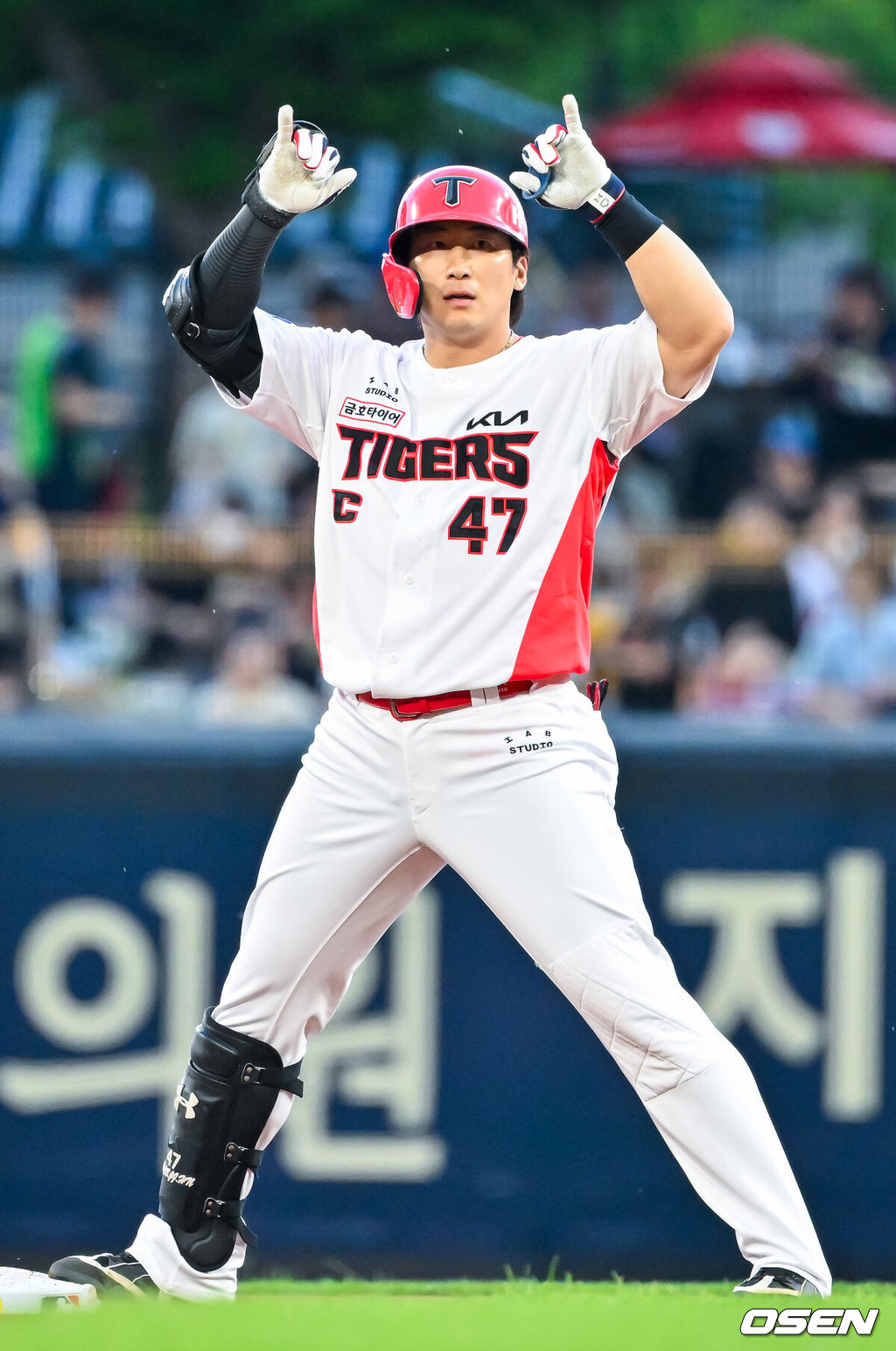4일 광주 기아 챔피언스필드에서 2026 신한 SOL KBO 리그 KIA 타이거즈와 롯데 자이언츠의 경기가 열렸다.이날 KIA는 시라카와, 롯데는 박세웅을 선발로 내세웠다.2회말 KIA 선두타자로 나온 나성범이 좌익수 왼쪽 2루타를 때린 후 2루에서 기뻐하고 있다. 2026.06.04 / rumi@osen.co.kr