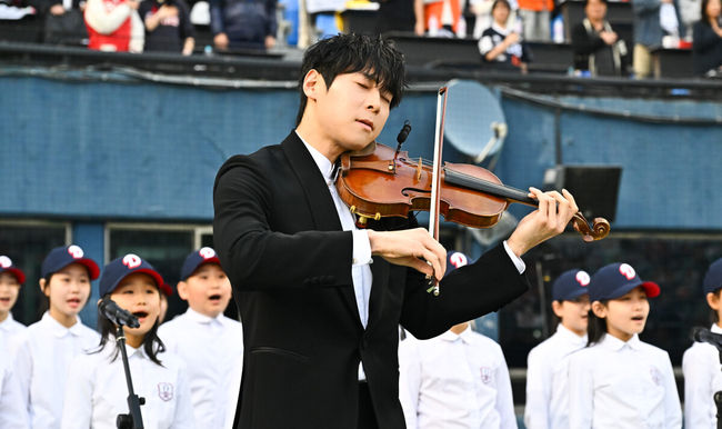 3일 오후 서울 잠실구장에서 ‘2026 신한은행 SOL Bank KBO리그’ 두산 베어스와 한화 이글스의 경기가 진행됐다.이날 두산은 플렉센을, 한화는 에르난데스를 선발투수로 내세웠다.  경기 앞서 바이올리니스트 대니구가 애국가를 연주하고 있다.    2026.04.02 / soul1014@osen.co.kr