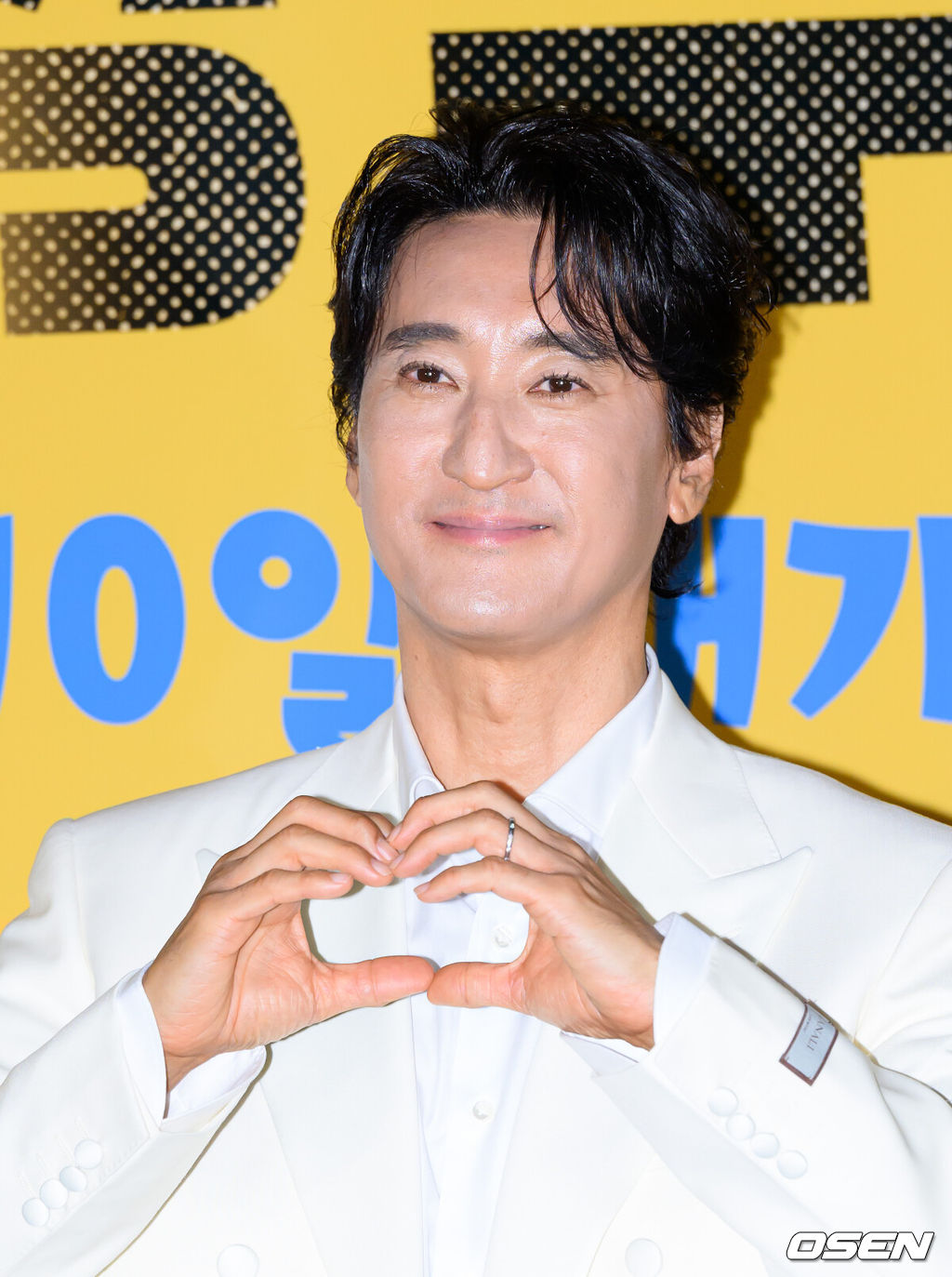 29일 오후 서울 CGV 용산아이파크몰에서 영화 '현상수배' 언론 배급시사회가 열렸다.'현상수배'는 자신과 똑같이 생긴 범죄자 ‘철구’ 때문에 뜻밖의 소동에 휘말린 소시민 ‘현준’이 경찰과 공조해 쫓고 쫓기는 추격전에 뛰어들게 되는 도플갱어 공조 코미디다.배우 신현준이 포토타임을 가지고 있다. 2026.05.29 /sunday@osen.co.kr