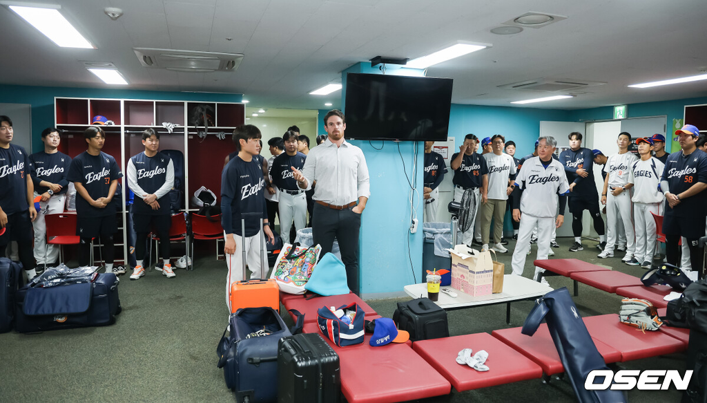 23일 오후 광주시 북구 광주기아챔피언스필드에서 2026 신한 SOL KBO리그 KIA 타이거즈와 한화 이글스의 경기가 진행됐다.이날 KIA는 시라카와를, 한화는 왕옌청을 선발투수로 내세웠다.경기 앞서 한화 새로운 외국인 투수 브루스 짐머맨이 상견례를 갖고 인사를 하고 있다. 2026.07.23 / soul1014@osen.co.kr