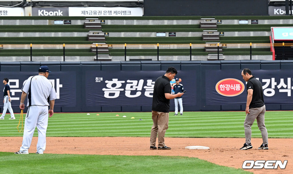 23일 수원KT위즈파크에서 2026 신한 SOL KBO리그 KT 위즈와 두산 베어스의 경기가 열렸다.이날 경기는 22일에 이어 그라운드 사정으로 취소됐다.경기에 앞서 KBO 심판진이 그라운드 상태를 살피고 있다. 2026.07.23 /sunday@osen.co.kr