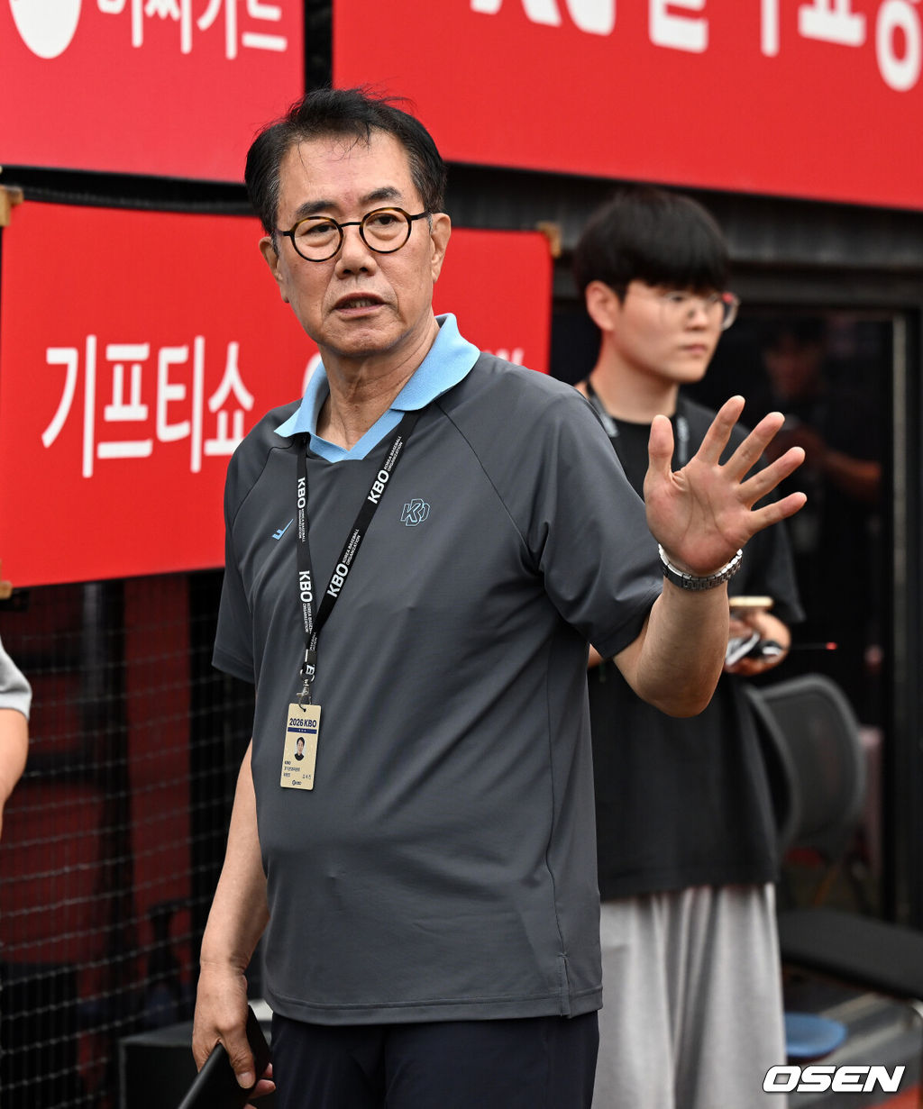 23일 수원KT위즈파크에서 2026 신한 SOL KBO리그 KT 위즈와 두산 베어스의 경기가 열렸다.이날 경기는 22일에 이어 그라운드 사정으로 취소됐다.김시진 경기감독관이 취재진과 이야기를 나누고 있다. 2026.07.23 /sunday@osen.co.kr